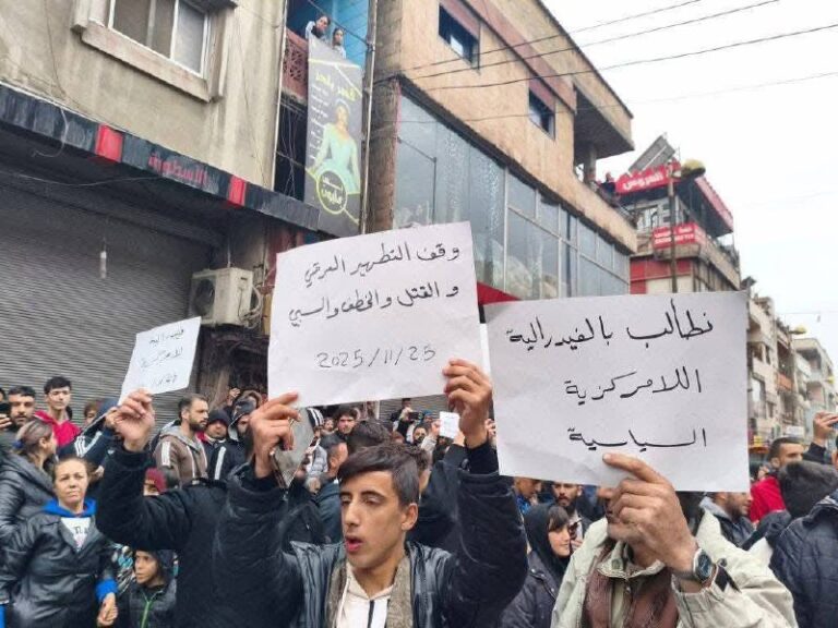 تظاهرات في غرب سوريا تندّد بالعنف ضد الطائفة العلوية وتطالب بالنظام الفيدرالي Demonstrations-in-Western-Syria-1