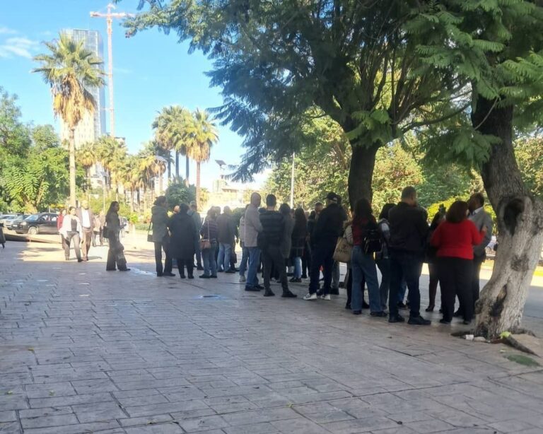 اعتصام عمالي في طرطوس احتجاجًا على قرارات نقل جماعي بحق موظفين من أبناء الطائفة العلوية Labor-sit-in-in-Tartous