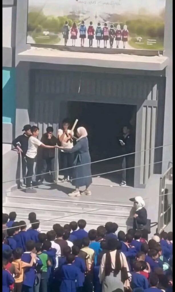مقطع فيديو يوثق حادثة اعتداء بالضرب المبرح ارتكبتها مديرة بحق طلاب بريف دمشق
