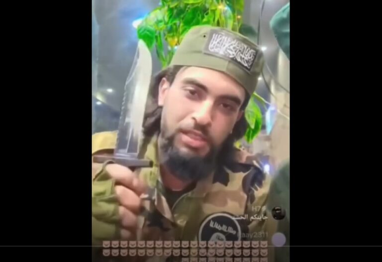 Serious threats against the residents of Kobani by an element of the Syrian army carrying a knife and the ISIS flag